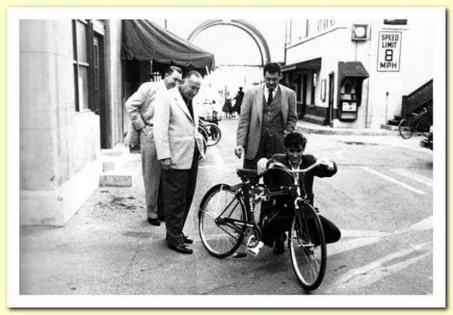 ELVIS AND HIS HOUND DOG BICYCLE | Elvis Presley The King of